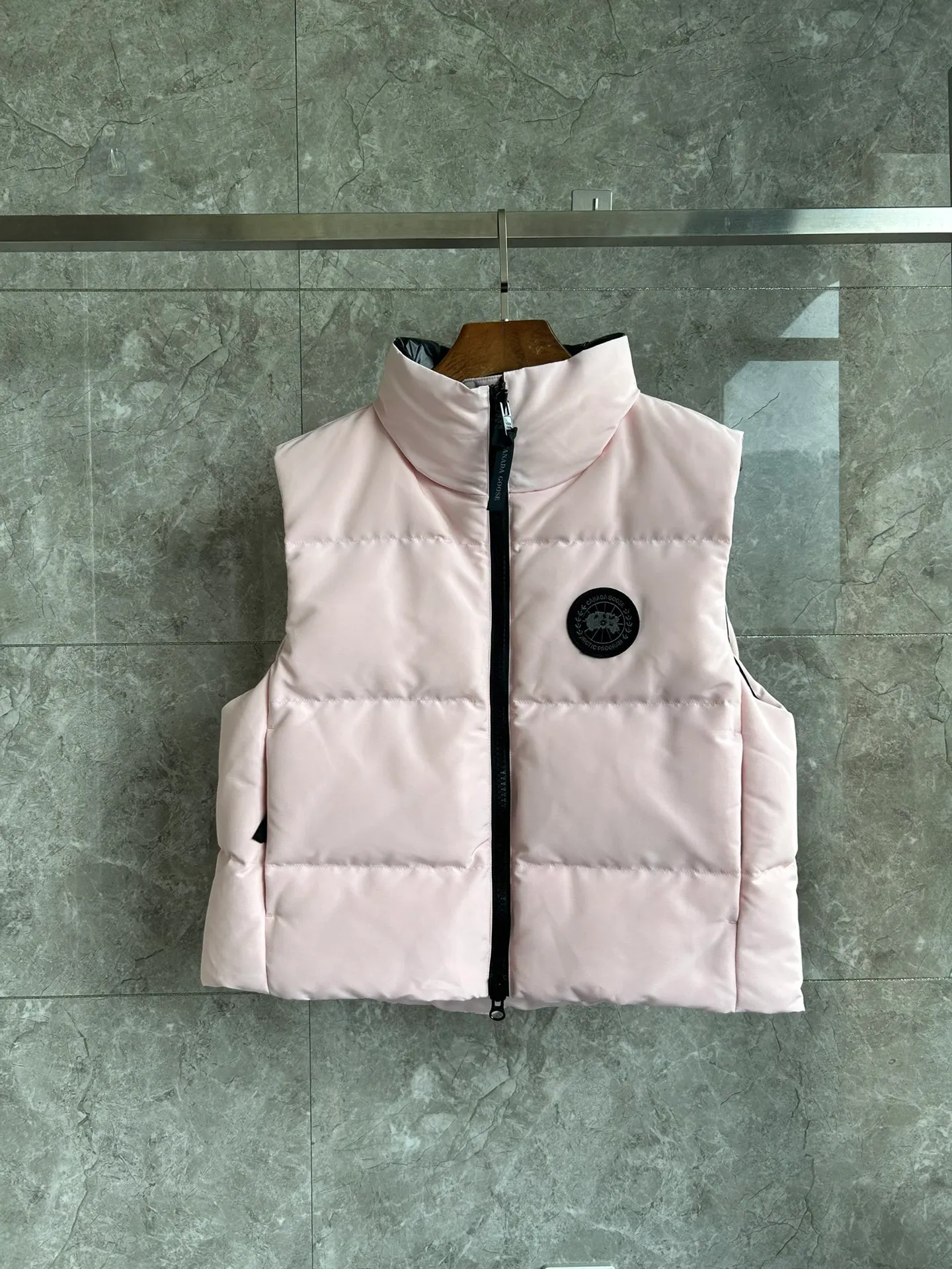 P600 2267WB Grandview black label women's short vest. Constructed from Arctic Tech recycled fabric®, it features a cinchable hem for sleek styling and storage. Color: Spearmint Pink. Size: XS S M L XL.